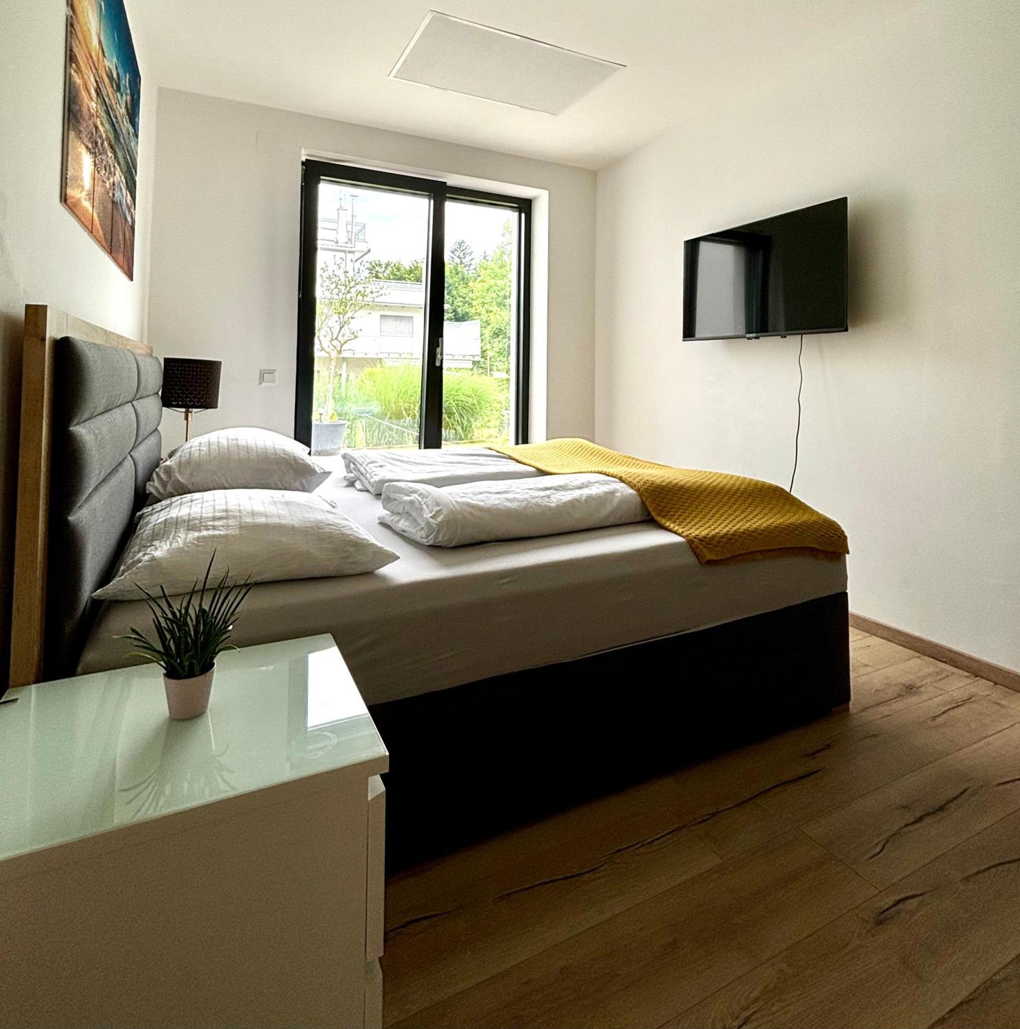 Schoene Wohnung Mit Terrasse Und Parkplatz Velden am Woerthersee Luaran gambar