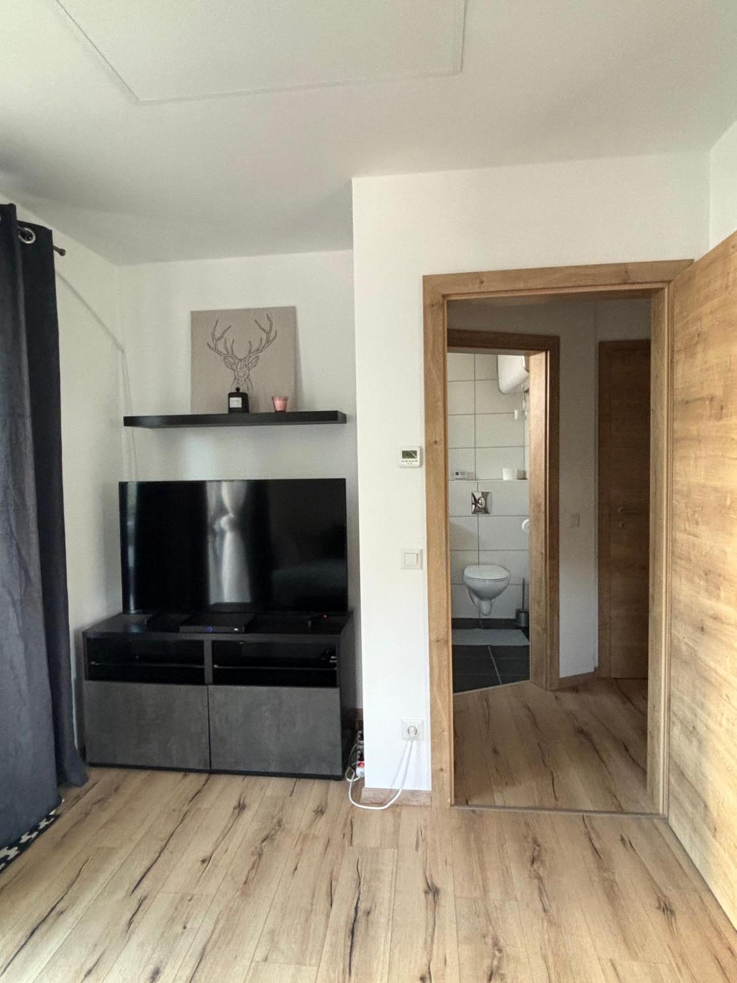 Schoene Wohnung Mit Terrasse Und Parkplatz Velden am Woerthersee Luaran gambar
