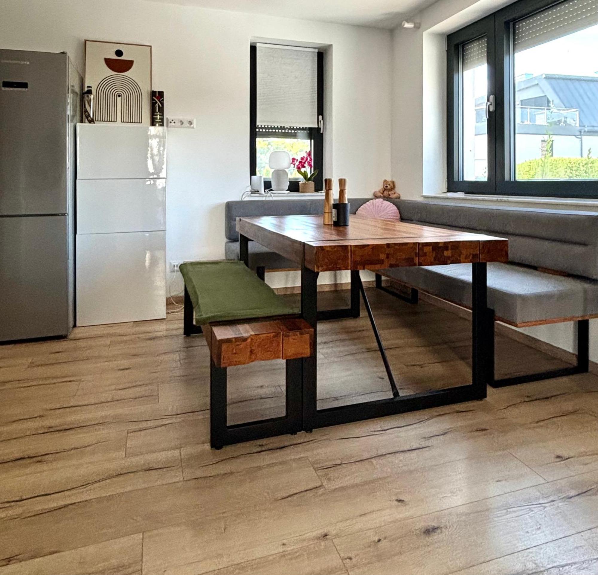 Schoene Wohnung Mit Terrasse Und Parkplatz Velden am Woerthersee Luaran gambar