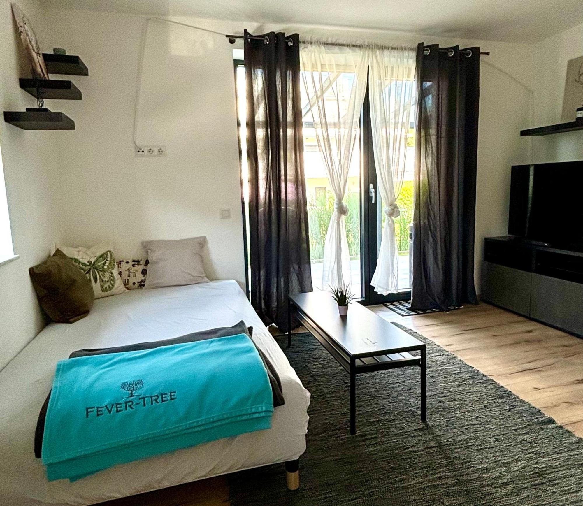 Schoene Wohnung Mit Terrasse Und Parkplatz Velden am Woerthersee Luaran gambar
