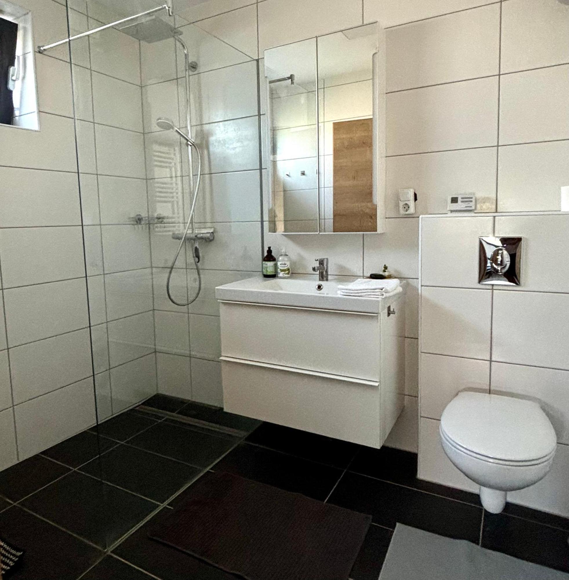 Schoene Wohnung Mit Terrasse Und Parkplatz Velden am Woerthersee Luaran gambar