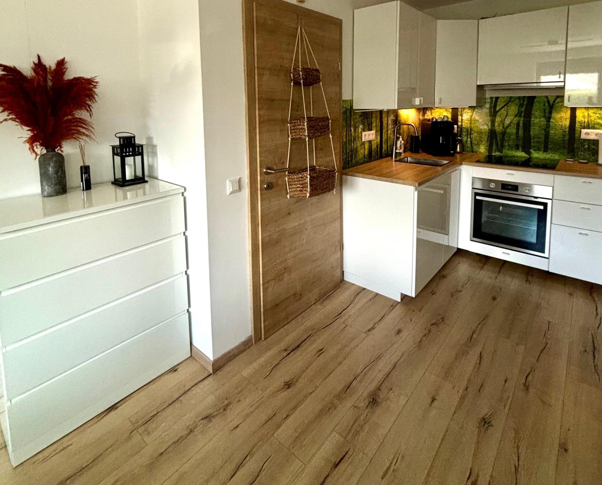 Schoene Wohnung Mit Terrasse Und Parkplatz Velden am Woerthersee Luaran gambar