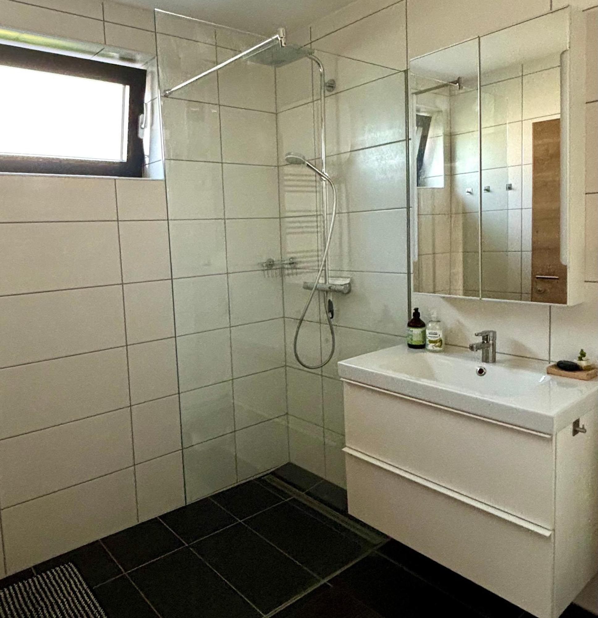 Schoene Wohnung Mit Terrasse Und Parkplatz Velden am Woerthersee Luaran gambar